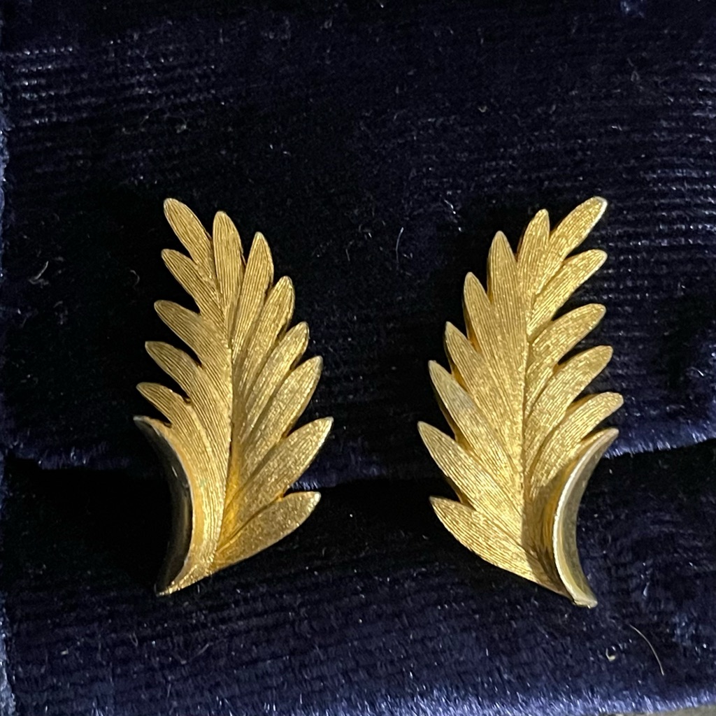 Vintage Matte Gold Tone Coro Leaf Earrings Clip On With Screws 20$